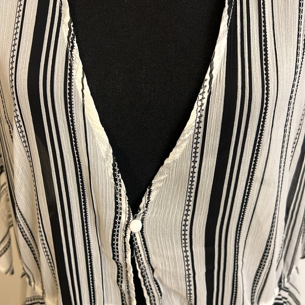 Cato Plus Size Lightweight Sheer Duster, Sz. 14/16W. - Picture 6 of 10